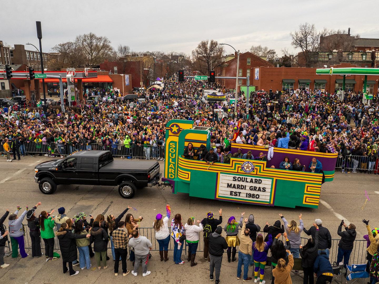 Un desfile durante el St. Louis Mardi Gras en St. Louis, Misuri