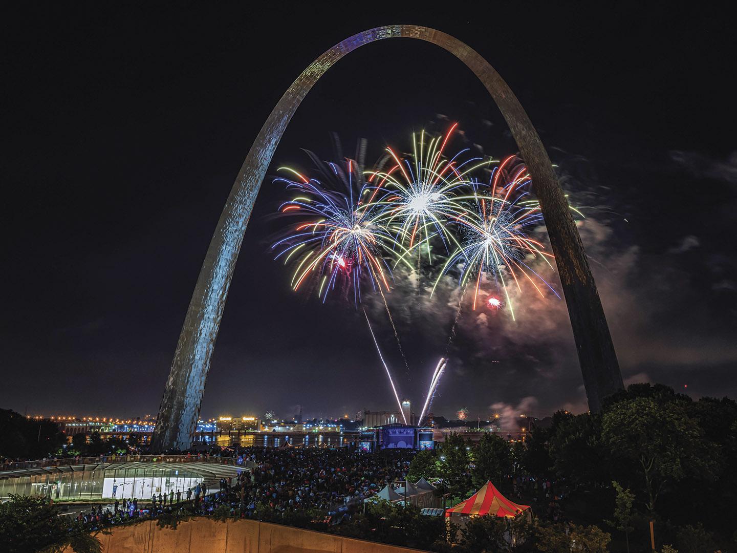 Los fuegos artificiales iluminan el cielo cerca del arco Gateway durante el 4 de Julio en St. Louis, Misuri