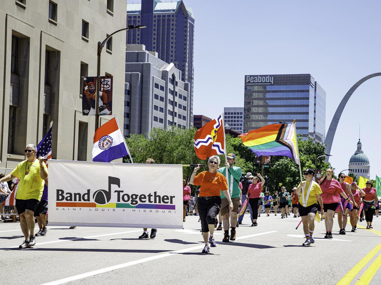 Un colorido desfile durante el St. Louis Pridefest en St. Louis, Misuri