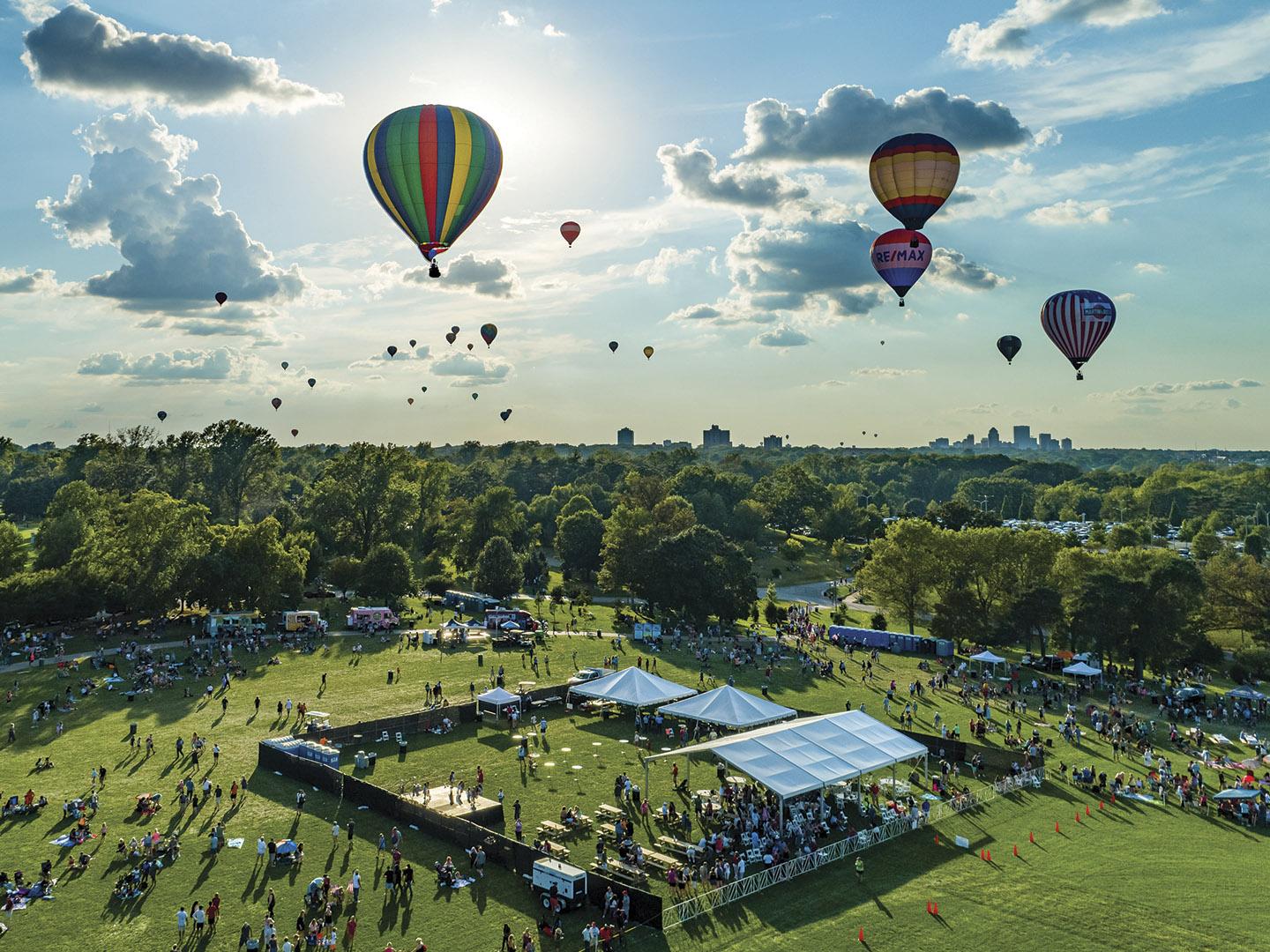 Los globos aerostáticos compiten en la Great Forest Park Balloon Race en St. Louis, Misuri