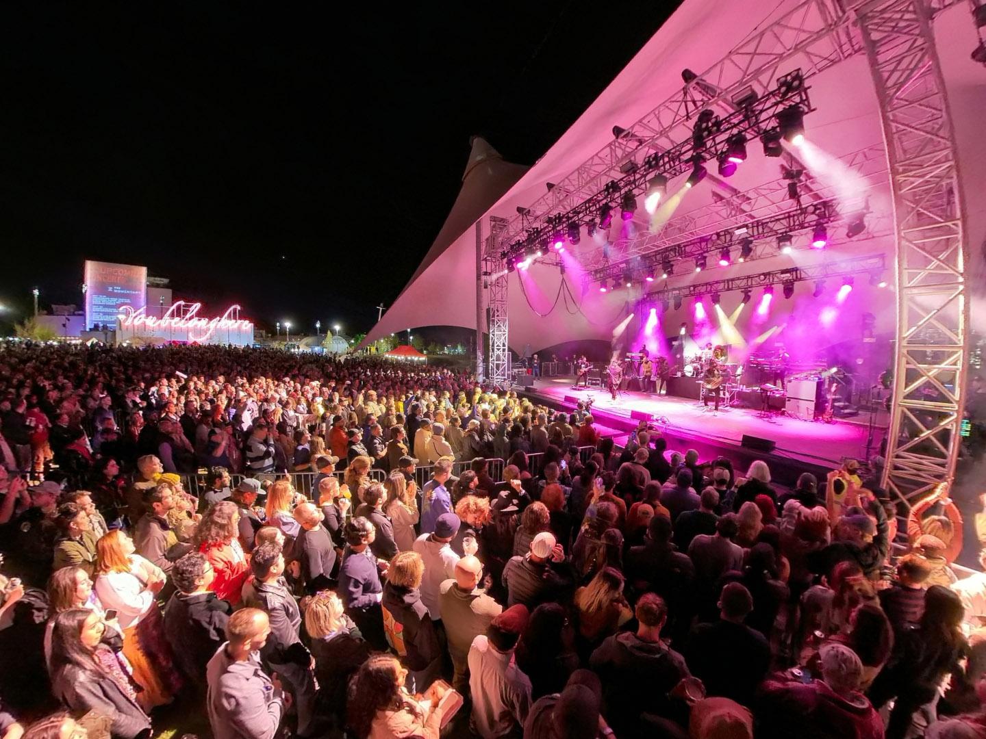 Música en vivo en The Momentary en Bentonville, Arkansas.