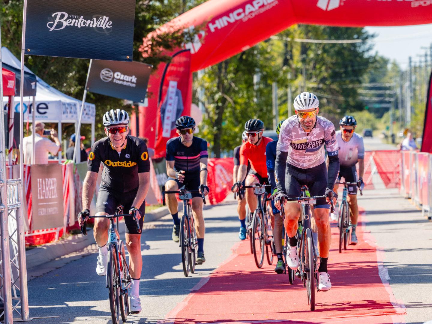 Ciclistas en el Hincapie Gran Fondo anual en Bentonville, Arkansas.