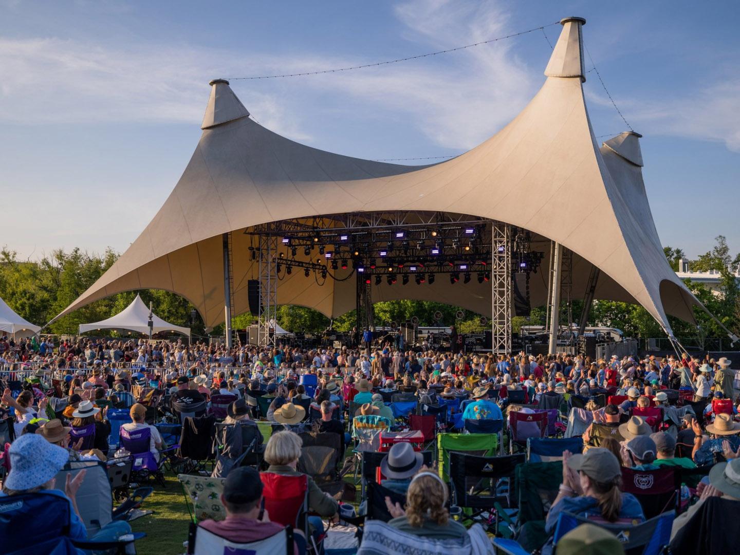 Música en vivo en el festival Freshgrass Bentonville en Bentonville, Arkansas