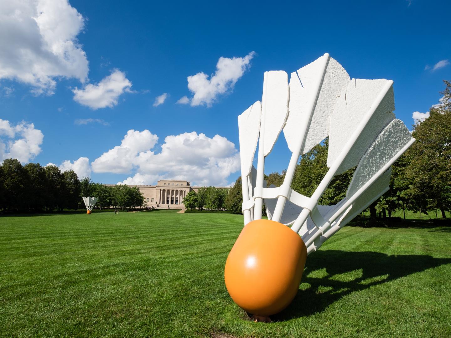 Escultura de una pluma en el Nelson-Atkins Museum of Art