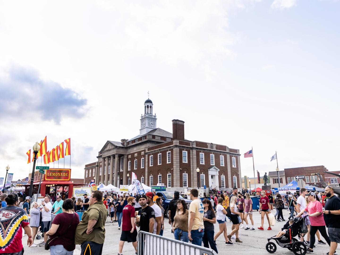 Los asistentes al festival disfrutando del evento SantaCaliGon Days en Kansas City