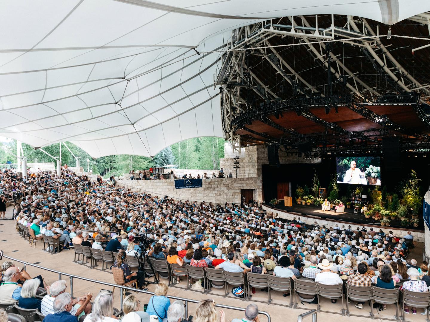 アイダホ州サンバレーで開催されたサンバレー・ライターズ・カンファレンスで聴衆にプレゼンテーションするパネリスト