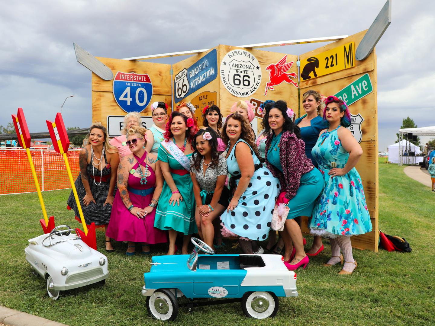 アリゾナ州キングマンで開催されるキングマンズ・アイ・ラブ・ルート 66・フェストの参加者