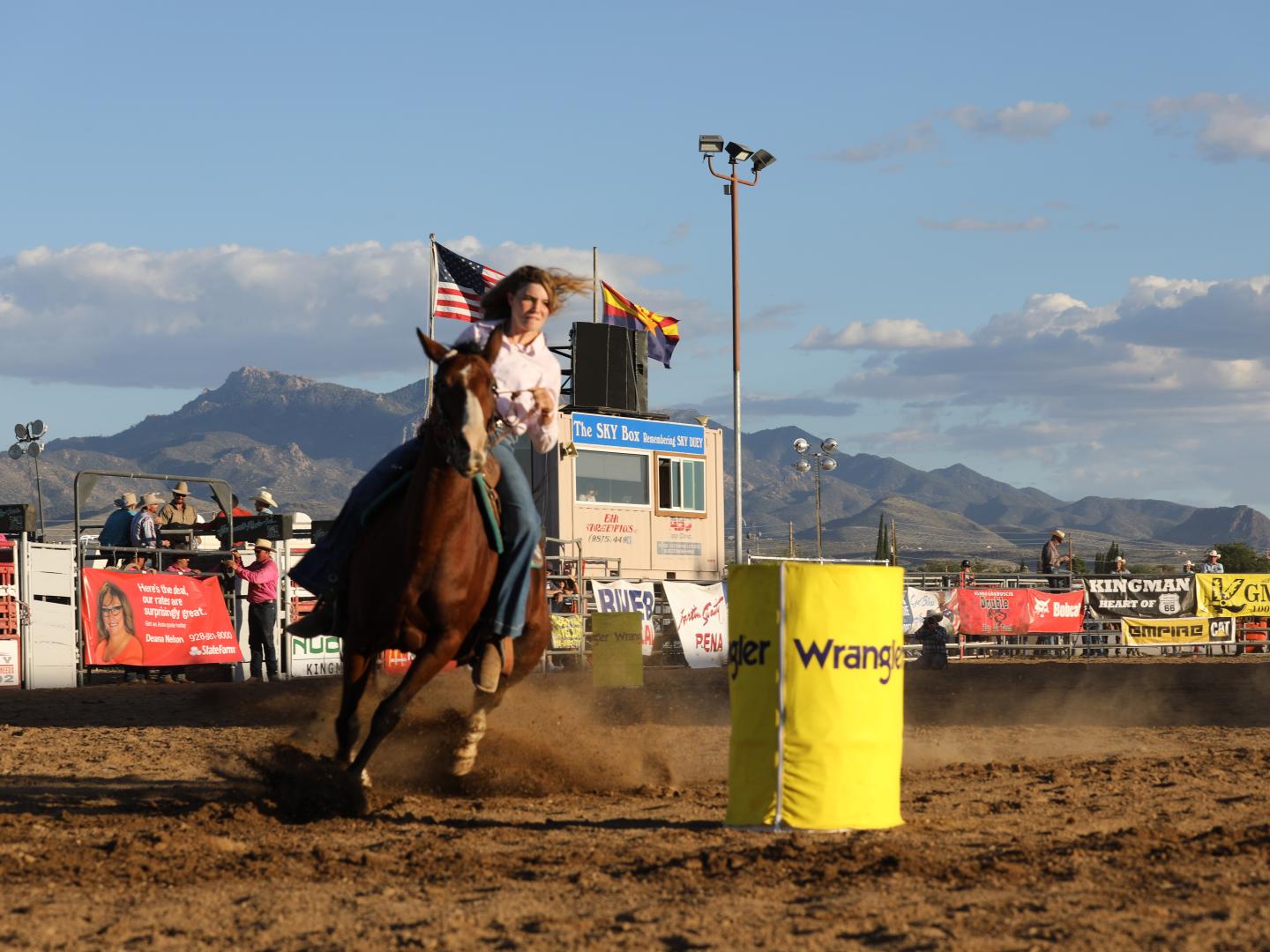 アリゾナ州キングマンの GCPRA ロデオに参加しているライダー