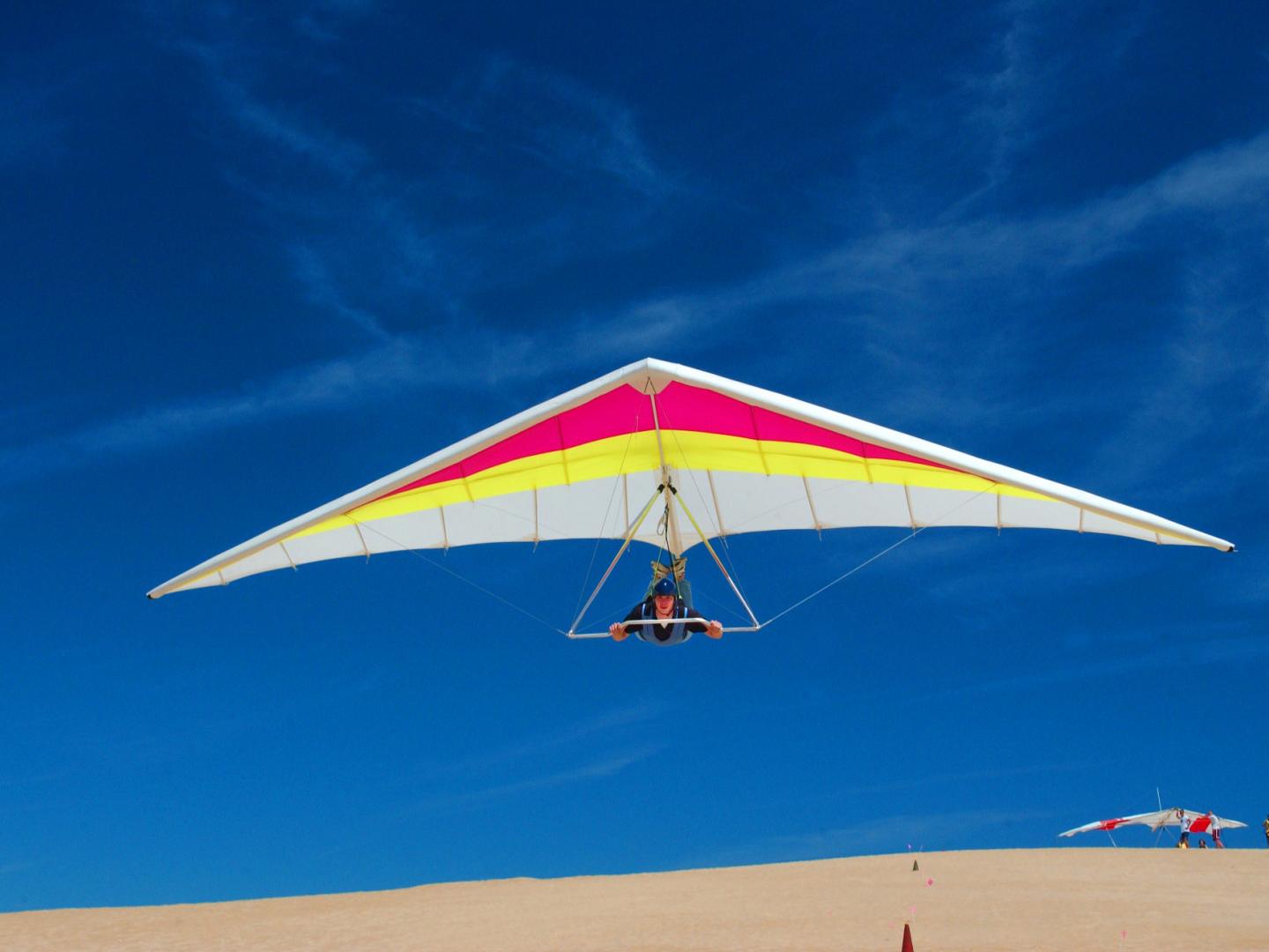 在纳格斯黑德赛马岭州立公园沙丘上空滑翔