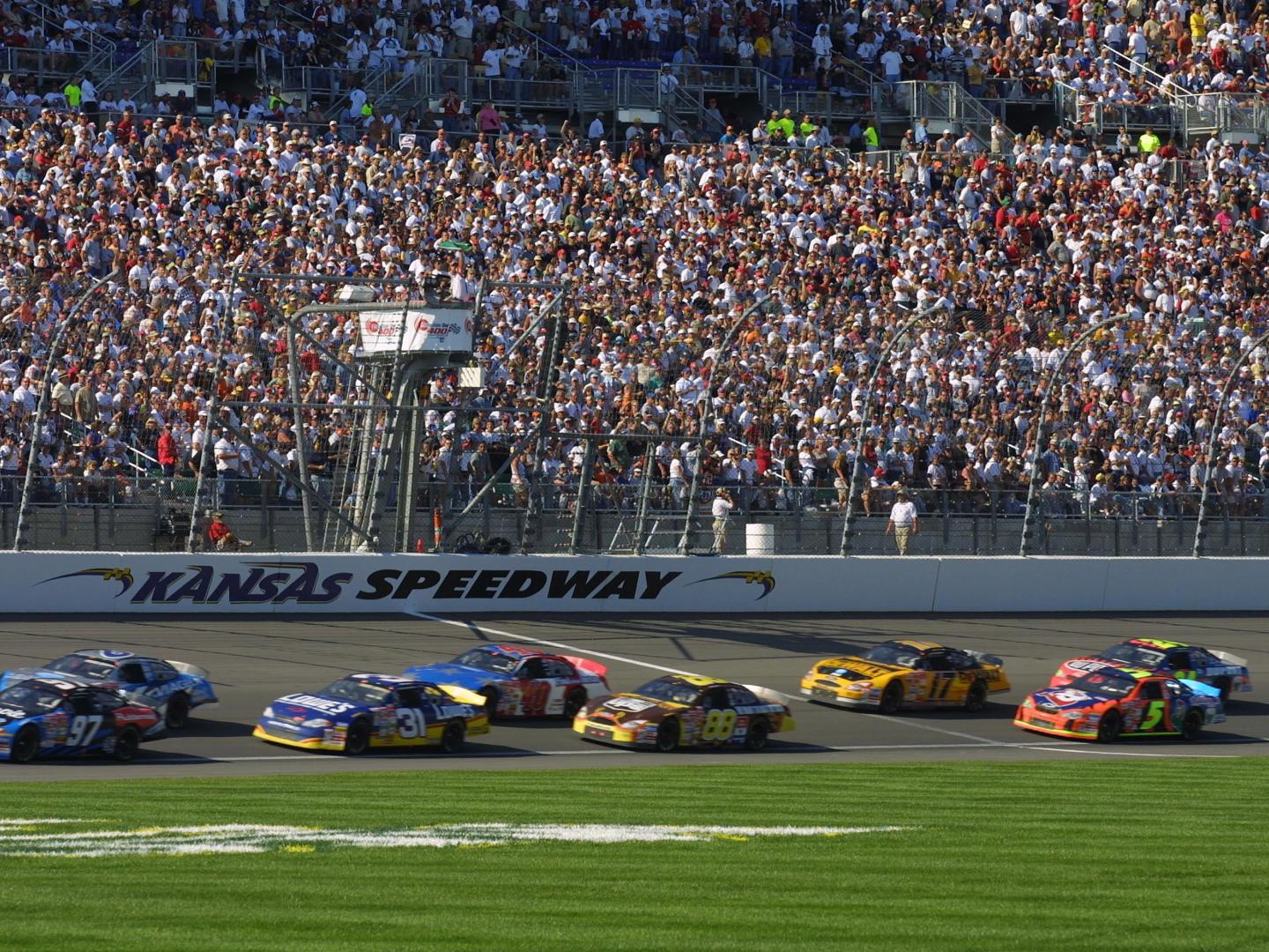 在堪萨斯城堪萨斯赛车场赛道上一较高下的改装赛车