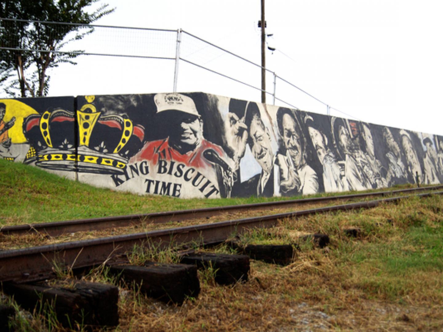 Mural artístico que celebra el King Biscuit Blues Festival en Arkansas