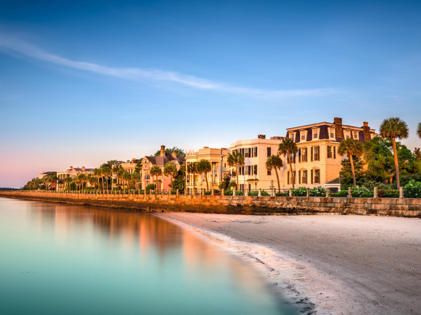 Arquitectura histórica cerca de la costa en Charleston, Carolina del Sur