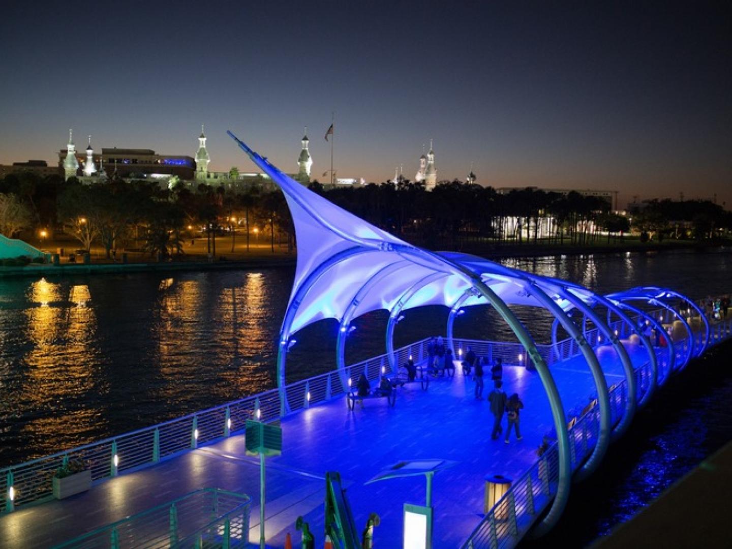 Abenddämmerung über dem Riverwalk in Tampa, Florida