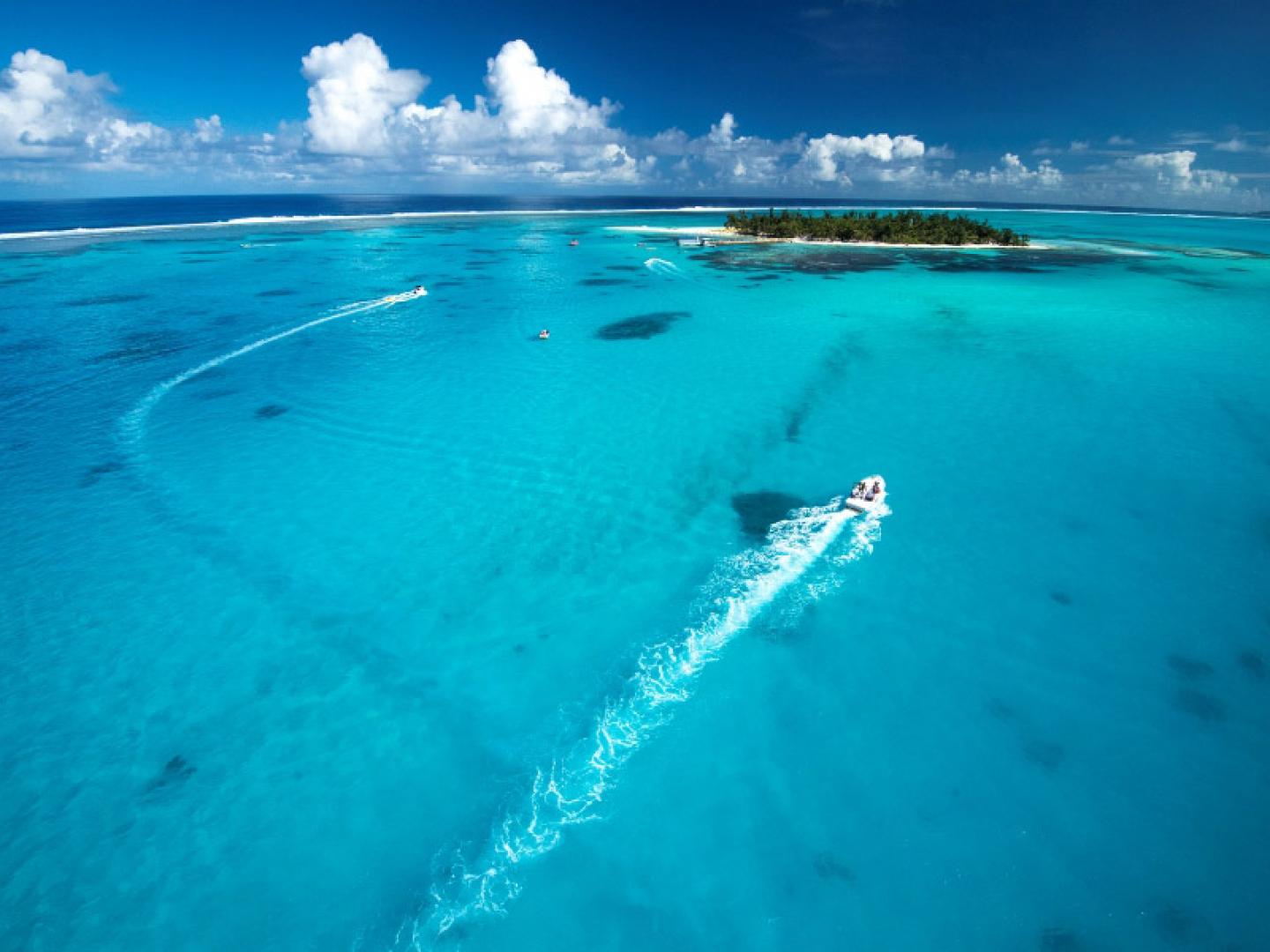 船只驶入北马里亚纳群岛塞班岛海岸附近的军舰岛