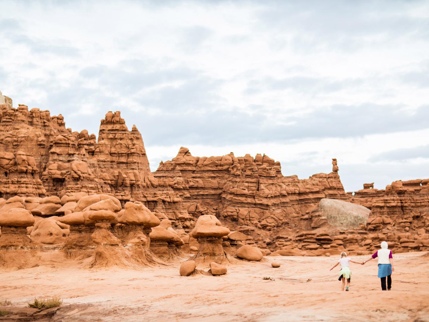 在魔怪谷州立公园体验徒步跋涉