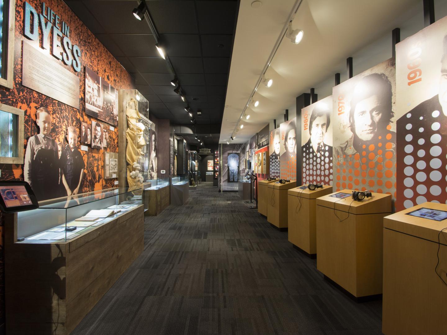 何十年にもわたるジョニー・キャッシュの人生が見られる、テネシー州ナッシュビルのジョニー・キャッシュ博物館の展示