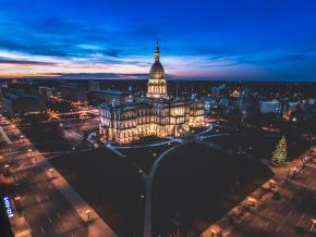 建于 1879 年的密西根州议会大厦和兰辛市中心天际线 建于 1879 年的密西根州议会大厦和兰辛市中心天际线