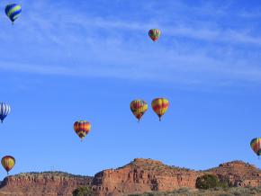 Globos aerostáticos vuelan sobre la piedra rojiza de los Vermilion Cliffs