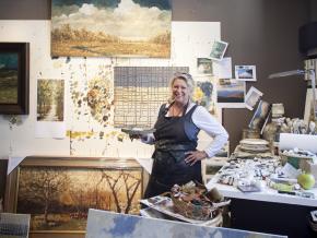 Artista em seu estúdio em Asheville, na Carolina do Norte Artista em seu estúdio em Asheville, na Carolina do Norte