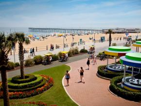 Caminando por el paseo marítimo de Virginia Beach Caminando por el paseo marítimo de Virginia Beach