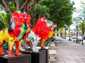 Colorful lion statues on display in Plaza Las Delicias