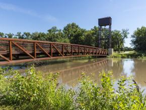 横跨在红河上的人行桥