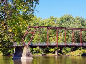 Passerelle historique sur la paisible Cedar River Passerelle historique sur la paisible Cedar River