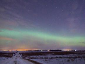 北极光照亮冬日夜空