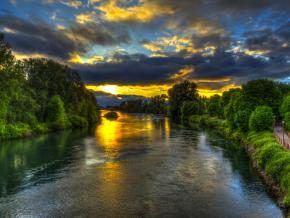 沿着威拉米特河边的自行车小径欣赏两岸风光