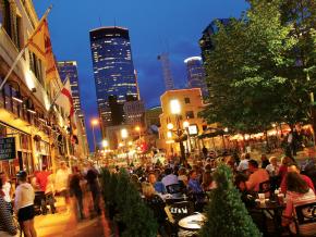 Das Einkaufs- und Restaurantviertel Nicollet Mall erstreckt sich über zwölf Häuserblocks im Zentrum der Stadt Das Einkaufs- und Restaurantviertel Nicollet Mall erstreckt sich über zwölf Häuserblocks im Zentrum der Stadt