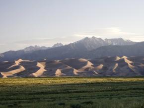 Praderas, dunas y montañas forman los paisajes del Great Sand Dunes National Park en Colorado