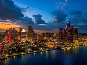 黄昏暮霭与底特律多彩夺目的天际线形成鲜明对比