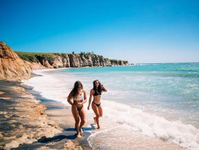 在别克斯岛的黑沙海滩上漫步