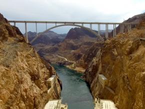 Vue sur le barrage Hoover dans les environs de Las Vegas, Nevada Vue sur le barrage Hoover dans les environs de Las Vegas, Nevada