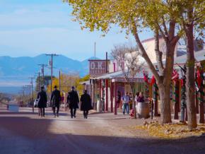 Acteurs participant à une reconstitution western dans les rues de Tombstone, Arizona Acteurs participant à une reconstitution western dans les rues de Tombstone, Arizona