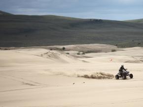 乘坐越野车穿越圣安东尼沙丘