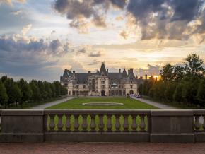 O sol se pondo atrás da mansão Biltmore, em Asheville, Carolina do Norte O sol se pondo atrás da mansão Biltmore, em Asheville, Carolina do Norte