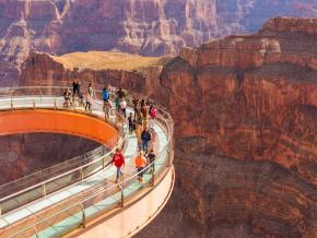 Des visiteurs admirent les paysages à couper le souffle depuis la plateforme en verre Grand Canyon Skywalk