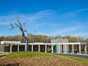 Una escultura en la entrada del Crystal Bridges Museum of American Art Una escultura en la entrada del Crystal Bridges Museum of American Art