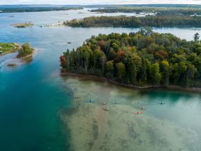 Paseando en kayak por el Rotary Island Park, cerca de Sault Ste. Marie, Michigan