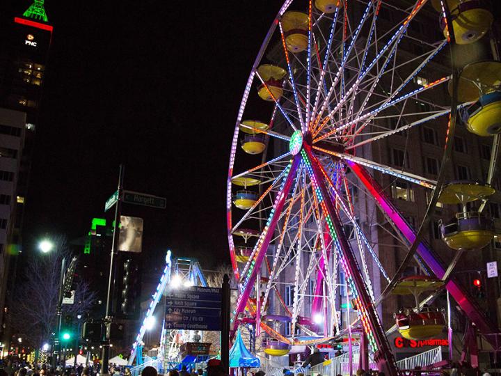 Une grande roue dans le centre-ville de Raleigh pendant le festival First Night Raleigh