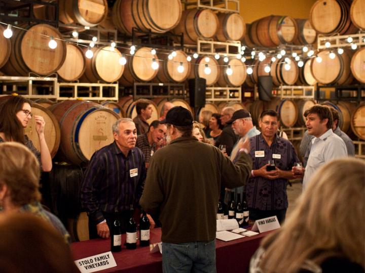 Dégustation de vins lors du Garagiste Festival mettant à l’honneur les petits producteurs à Paso Robles, Californie