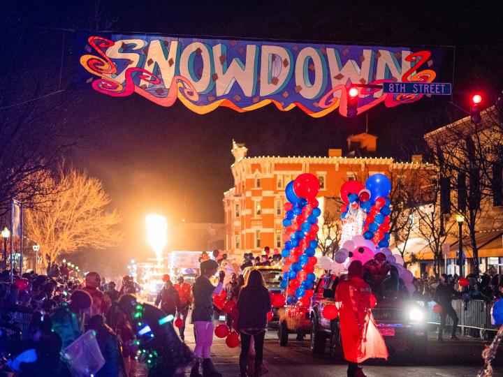 Défilé nocturne pendant Snowdown, la fête hivernale de Durango, Colorado
