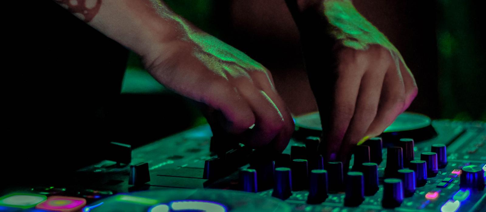 DJ bei einem EDM-Set