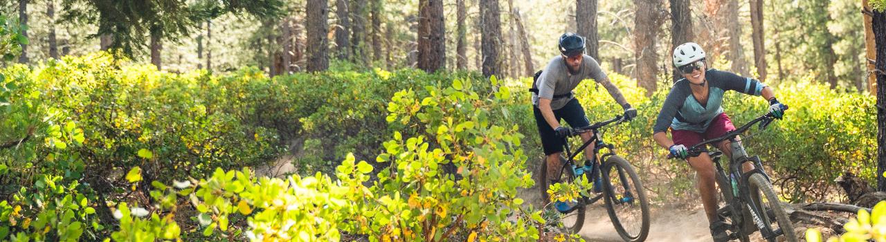 骑行穿越俄勒冈州本德附近的巴奇勒山