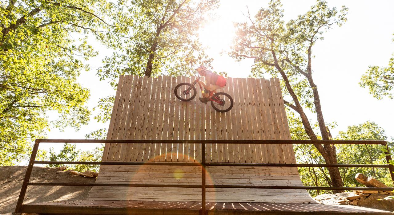 Ciclista de montaña atravesando un obstáculo en los senderos de Slaughter Pen