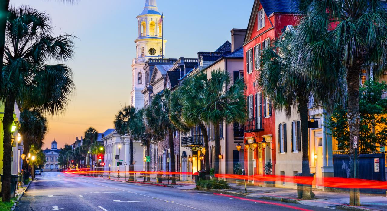 Rangée de maisons colorées dans une rue historique de Charleston, Caroline du Sud