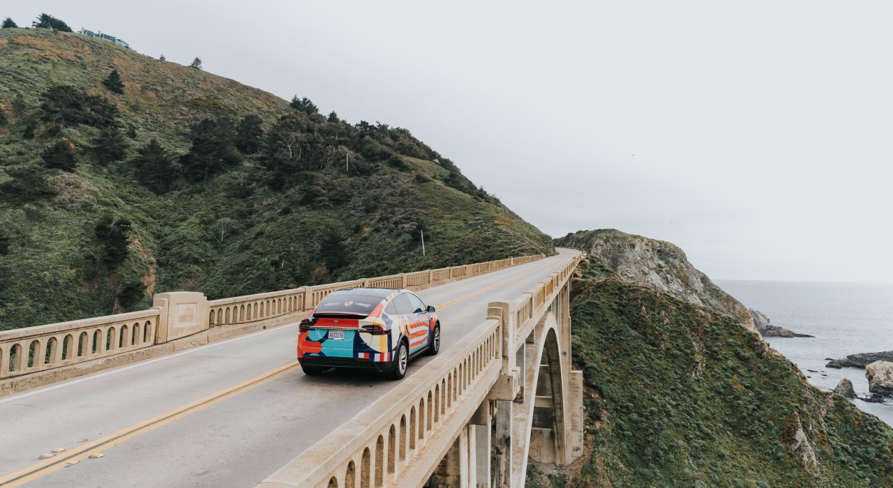 Manejando en Bixby Bridge en Big Sur, California