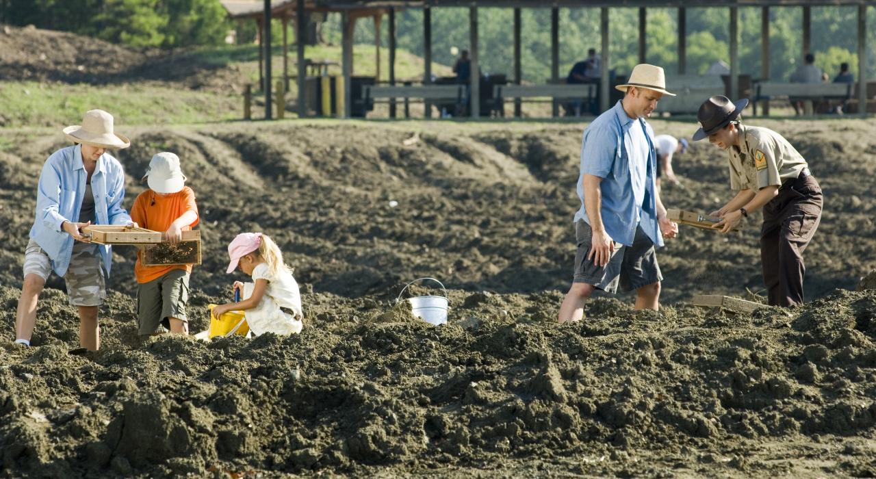 Escavação para diamantes no Crater of Diamonds State Park em Murfreesboro, Arkansas