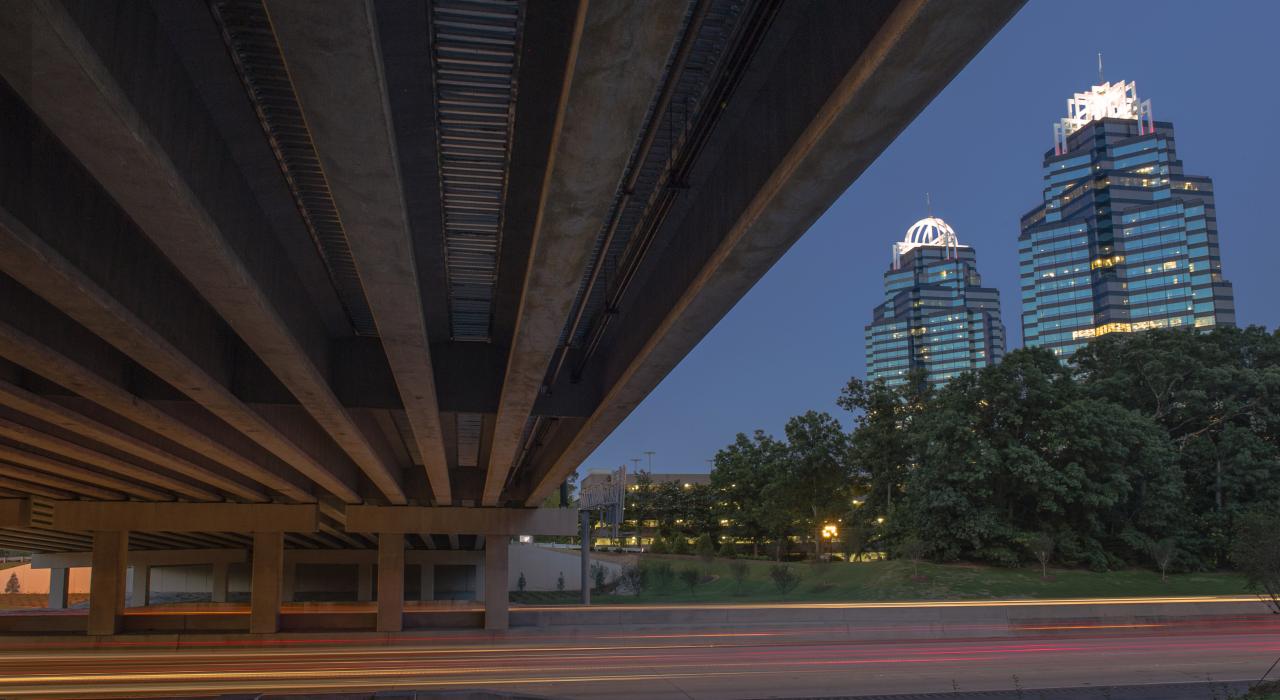 Les tours « King and Queen » du Landmark Center, à la tombée de la nuit